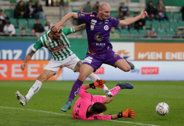 VIENNA,AUSTRIA,22.OCT.22 - SOCCER - ADMIRAL Bundesliga, SK Rapid Wien vs SK Austria Klagenfurt. Image shows Guido Burgstaller (Rapid), Nicolas Wimmer and Phillip Menzel (A.Klagenfurt).
Photo: GEPA pictures/ Walter Luger