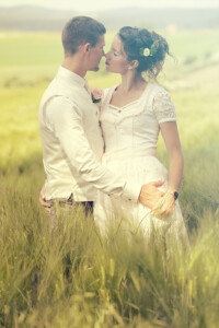 foto-luger-hochzeit-brautpaar-kornfeld-liebe-kuss-romantisch-hochzeitsfotograf foto-luger-hochzeit-brautpaar-kornfeld-liebe-kuss-romantisch-hochzeitsfotograf