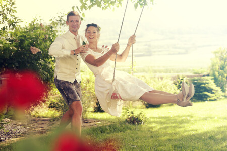 hochzeit-foto-luger-brautpaar-tracht-schaukel-natur hochzeit-foto-luger-brautpaar-tracht-schaukel-natur