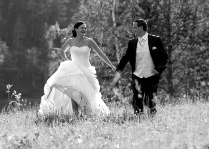 laufen-wiese-brautpaar-hochzeit-fotoshooting-foto-luger laufen-wiese-brautpaar-hochzeit-fotoshooting-foto-luger