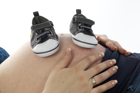 mutter-babybauch-shooting-schuhe-foto-luger mutter-babybauch-shooting-schuhe-foto-luger