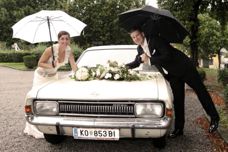 regenschirme-oldtimer-brautpaar-foto-luger regenschirme-oldtimer-brautpaar-foto-luger